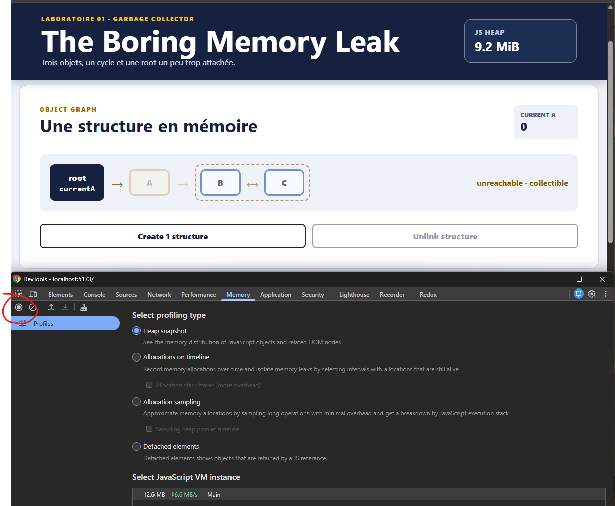 Le lab The Boring Memory Leak au-dessus de Chrome DevTools ouvert sur l’onglet Memory, avec Heap snapshot sélectionné et les boutons de collecte du garbage collector entourés.